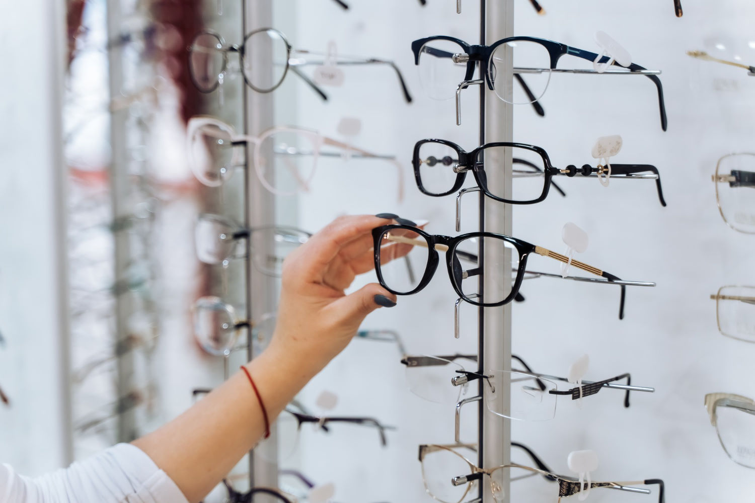 Wiele osób potrzebujących nowych okularów, udaje się prosto do salonu optycznego