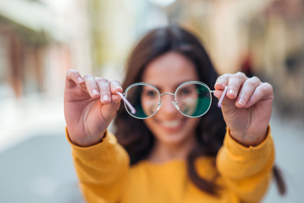 Okulary korekcyjne nie są tylko praktycznym narzędziem poprawiającym wzrok, ale również modnym dodatkiem, który może uzupełnić nasz styl i podkreślić naszą osobowość.